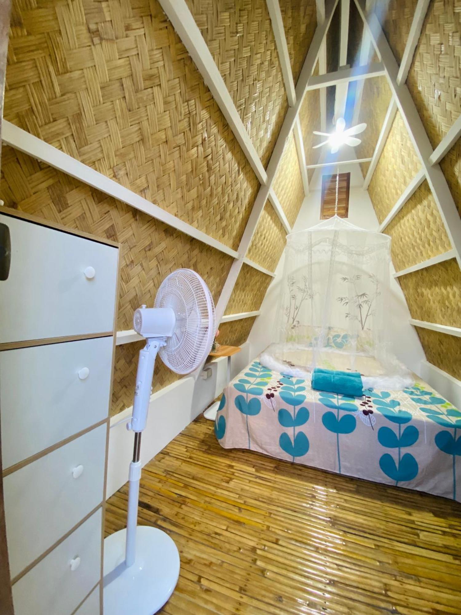 Happy Monkey Hostel El Nido Esterno foto